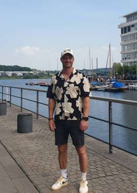 Balusjan, 42, Leverkusen
