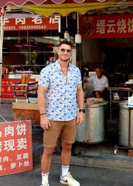 Balusjan, 42, Leverkusen